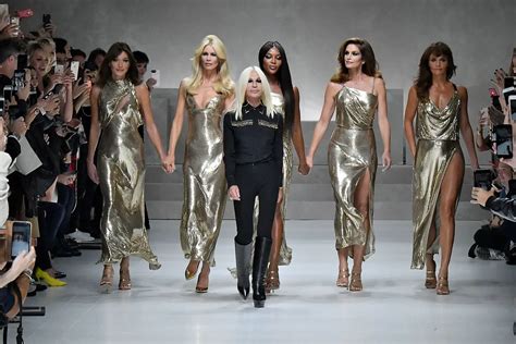 abiti storici di gianni versace|Vestiti metallizzati oro e argento: l'abito oroton di Gianni Versace .